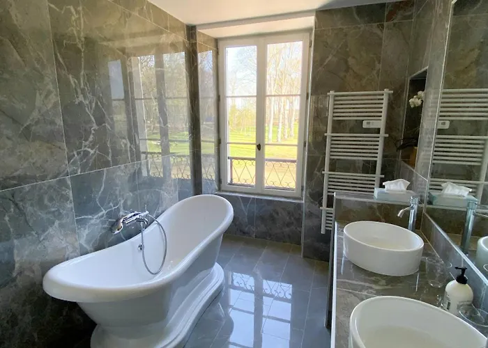 Dom wakacyjny Estate With Spa For Large Groups Near Paris
